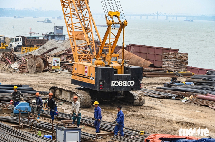 Người dân tất bật di dời, bàn giao mặt bằng làm cầu dây văng gần 20.000 tỉ ở Hà Nội - Ảnh 16.