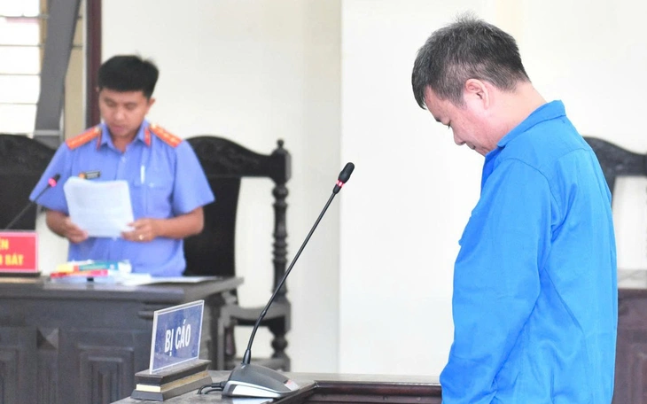 Mời bia giao lưu nhưng bị nhìn lại thì thấy 'cay' nên đuổi chém người, 2 công nhân lãnh án - Ảnh 2.