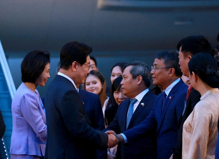 Tổng thống Hàn Quốc đến Hà Nội, bắt đầu thăm cấp Nhà nước Việt Nam - Ảnh 2.
