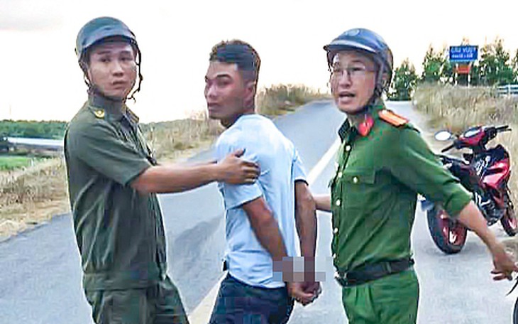 Nghi can sát hại vợ trèo lên ngọn dừa trốn, bất ngờ ngã xuống đất chấn thương - Ảnh 2.