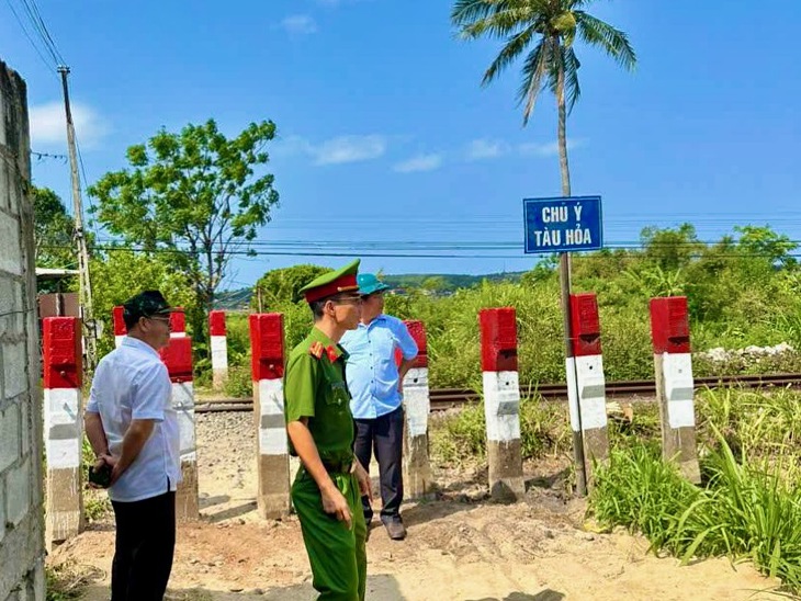 Có gác chắn 'bán chuyên' ở lối đi dân sinh qua đường sắt, bớt lo tai nạn - Ảnh 3.