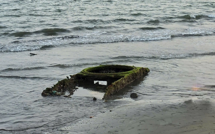 Trục vớt xác xe tăng trên biển Quy Nhơn, lộ ra nhiều súng đạn - Ảnh 4.