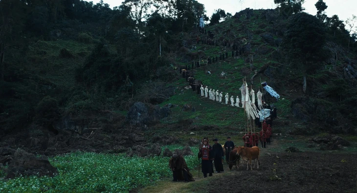 Phí Phông thu 100 tỉ đồng chiếu sớm, cuộc đua phòng vé 30-4 căng như dây đàn - Ảnh 4.