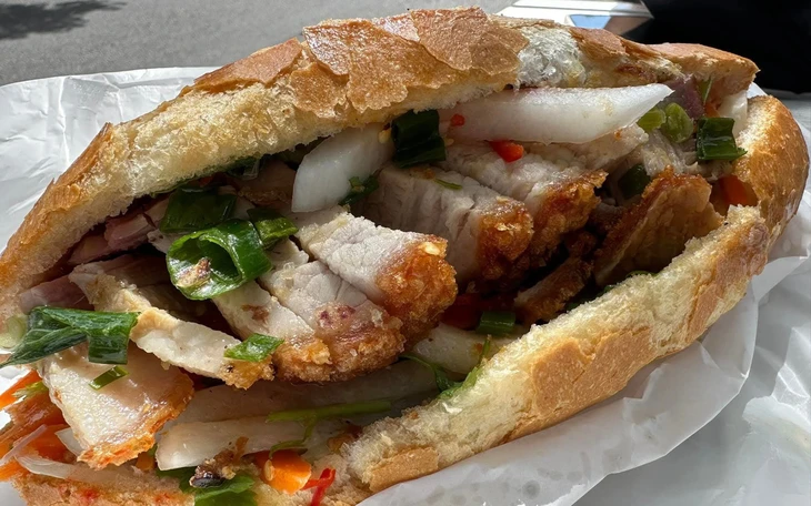 Khách ùn ùn đổ về lễ hội bánh mì, chờ 20 phút vẫn chưa mua được ổ bánh mì Huỳnh Hoa giá 61.000 đồng - Ảnh 17.