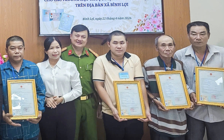 Cụ ông 77 tuổi vỡ òa khi lần đầu làm giấy khai sinh, cấp thẻ căn cước - Ảnh 1.