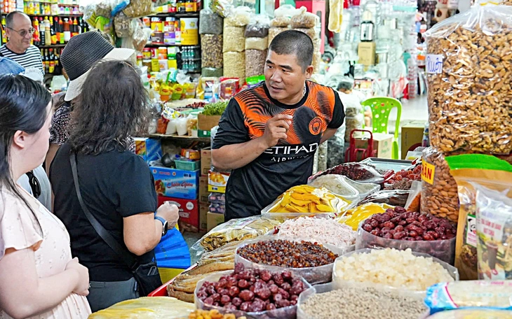 Đại biểu Quốc hội đề xuất ngưỡng doanh thu miễn thuế của hộ kinh doanh nâng lên 3 tỉ đồng - Ảnh 2.