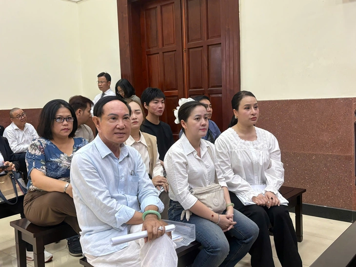 Tiếp tục hoãn phiên tòa vụ tranh chấp thừa kế trong gia đình cố nghệ sĩ Vũ Linh - Ảnh 2.