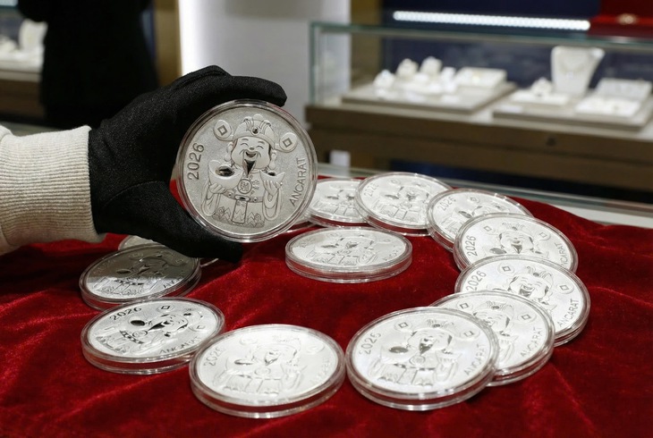 Giá vàng bật tăng trở lại sau tin ông Trump gia hạn lệnh ngừng bắn - Ảnh 2.