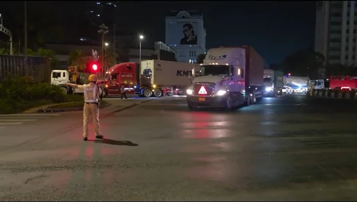 6 ô tô tông liên hoàn trên cầu Phú Mỹ, ùn tắc kéo dài đến 2h sáng - Ảnh 2.