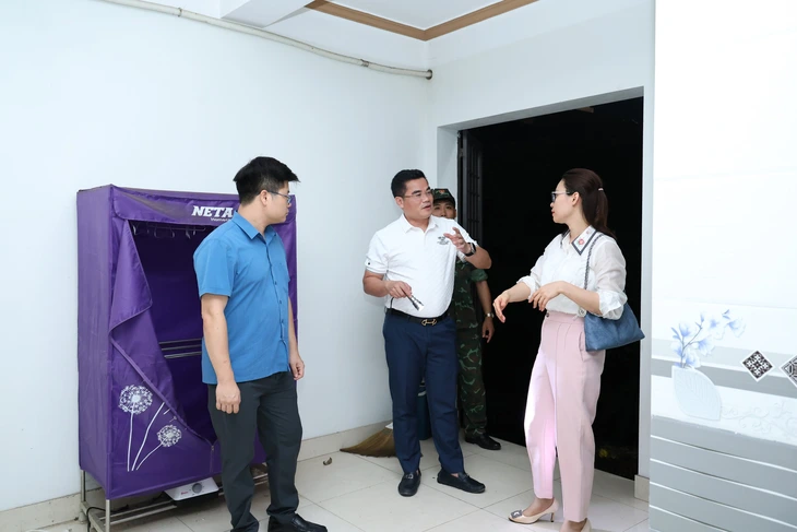 Sạt lở bờ kè sông Hồng khiến tường nhà nứt toác, 11 hộ dân di dời khẩn cấp - Ảnh 3.