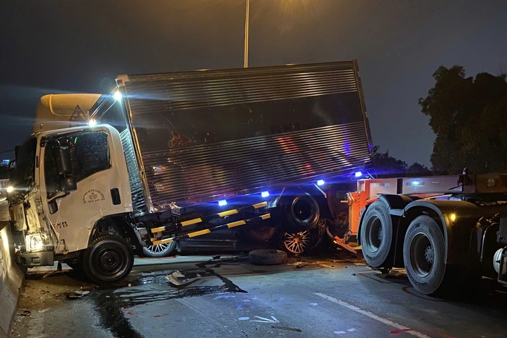 6 ô tô tông liên hoàn trên cầu Phú Mỹ, ùn tắc kéo dài - Ảnh 3.