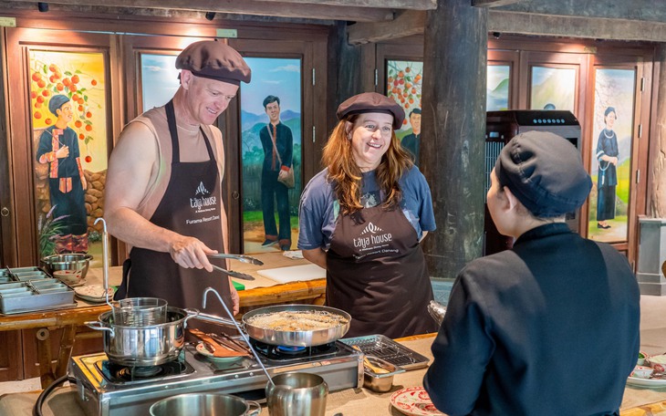 Xem tranh sơn mài về 'Quê hương và người chiến sĩ' dịp kỷ niệm 30-4 - Ảnh 9.