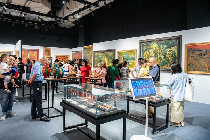 Xem tranh sơn mài về 'Quê hương và người chiến sĩ' dịp kỷ niệm 30-4 - Ảnh 4.