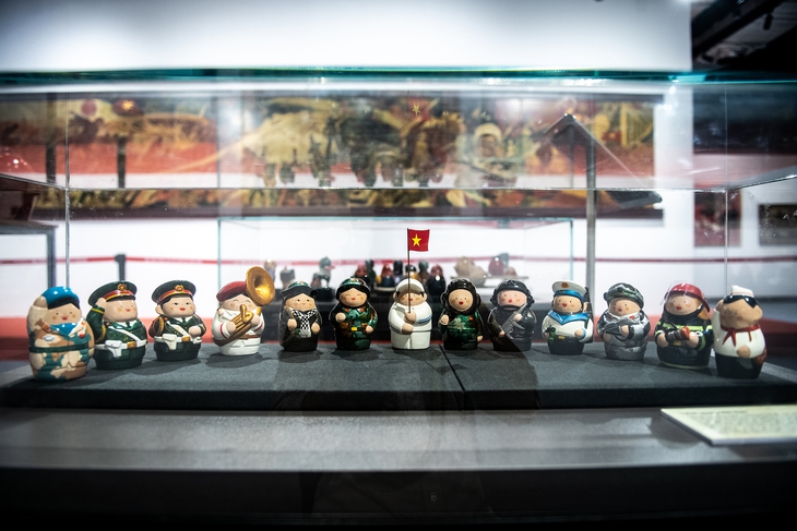 Xem tranh sơn mài về 'Quê hương và người chiến sĩ' dịp kỷ niệm 30-4 - Ảnh 7.