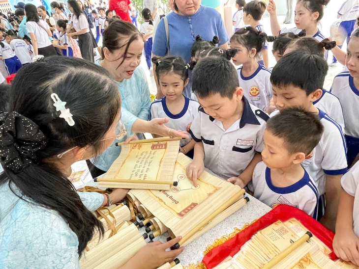 Học sinh lớp 1 học lịch sử qua sân khấu hóa và trò chơi - Ảnh 3.