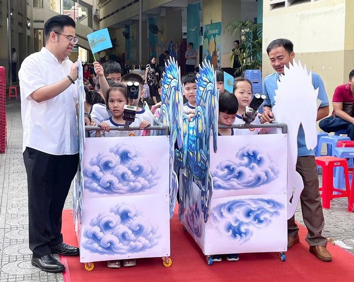 Học sinh lớp 1 học lịch sử qua sân khấu hóa và trò chơi - Ảnh 4.