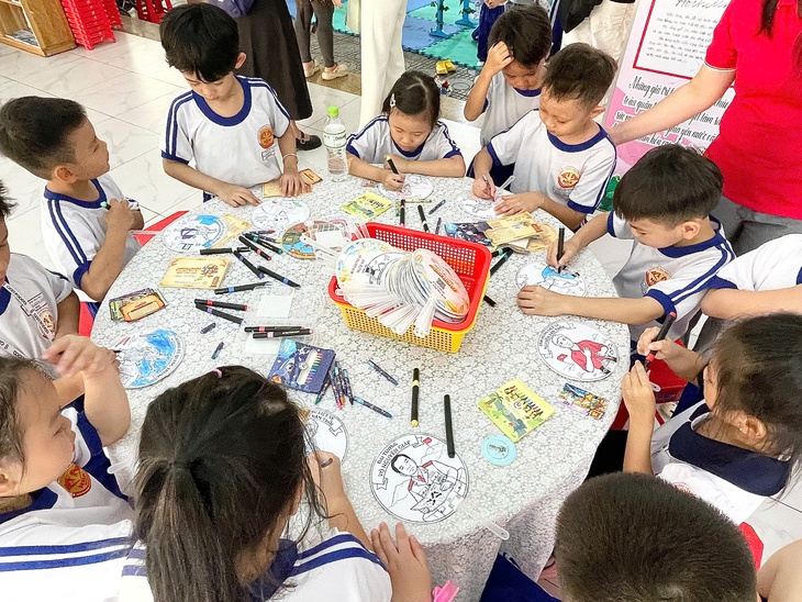 Học sinh lớp 1 học lịch sử qua sân khấu hóa và trò chơi - Ảnh 2.