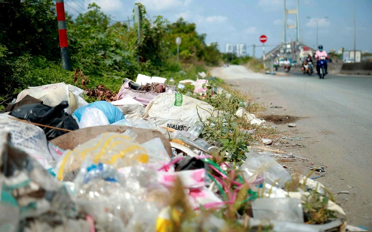 Sáng chiều kẹt xe, tràn lan rác thải quanh đường Lương Ngọc Quyến ở TP.HCM  - Ảnh 14.