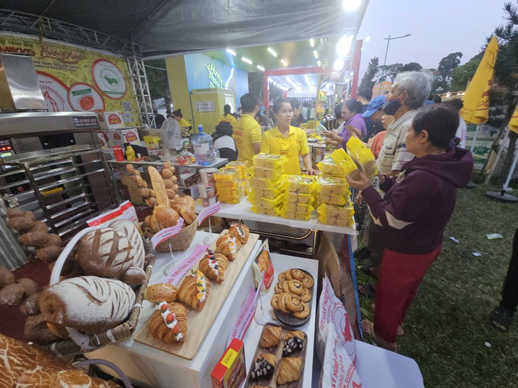 Nhộn nhịp Lễ hội Bánh mì Việt Nam 2026, nhiều quầy khách xếp hàng dài chờ thưởng thức - Ảnh 6.