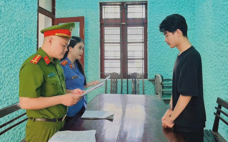 Bắt tạm giam cựu cán bộ địa chính xã chiếm đoạt tài sản - Ảnh 2.
