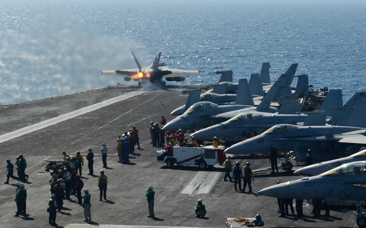 Iran công bố video lực lượng IRGC đeo mặt nạ và bắt giữ hai tàu container - Ảnh 2.