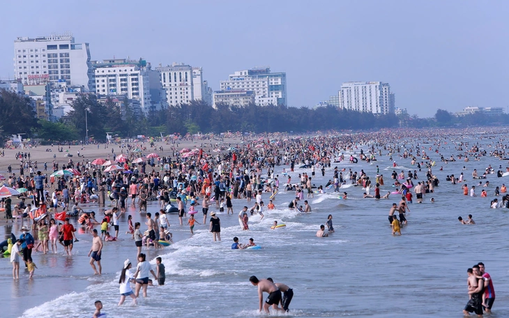 Sầm Sơn vào mùa du lịch biển sôi động, hấp dẫn - Ảnh 6.