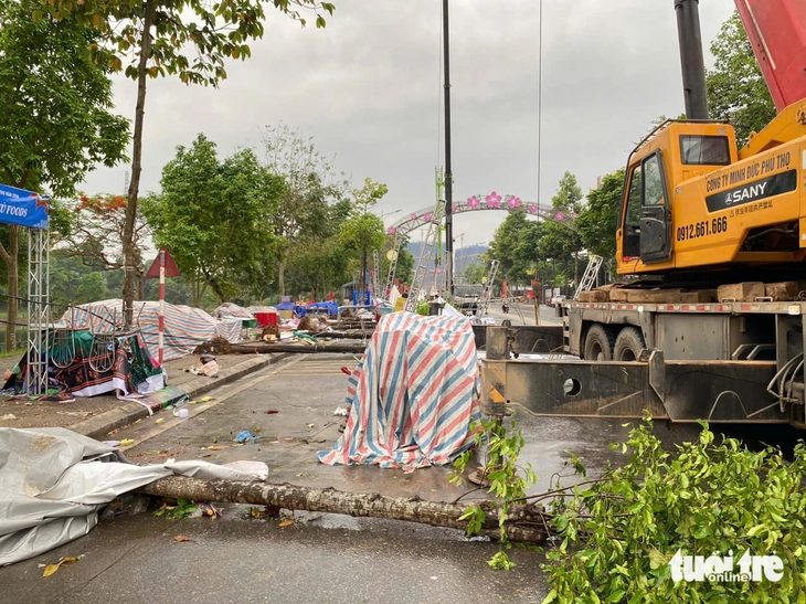 Mưa dông quật đổ nhiều gian hàng sự kiện ở Phú Thọ, cảnh báo mưa lớn Hà Nội sáng nay - Ảnh 5.
