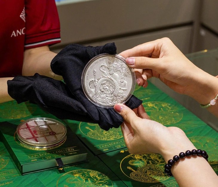 Giá vàng thế giới bất ngờ giảm về sát 4.700 USD/ounce - Ảnh 2.