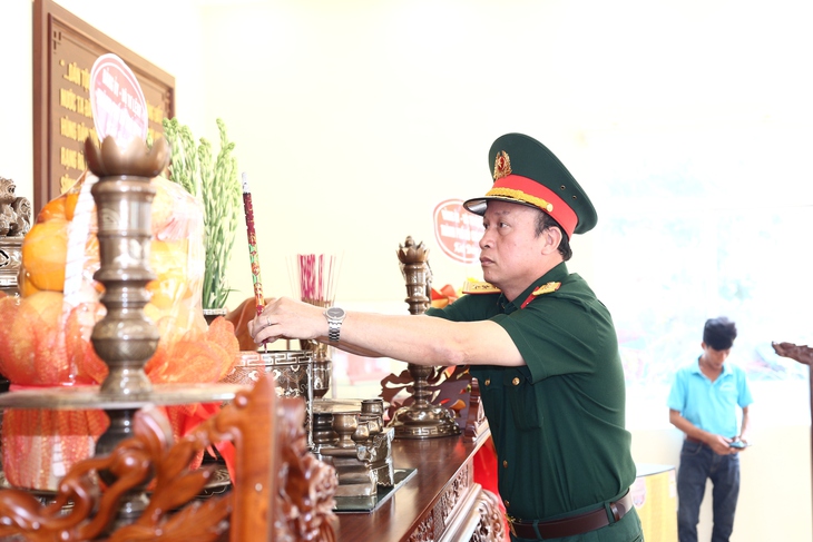 Bộ Tư lệnh TP.HCM tặng học bổng cho trẻ em nghèo xã đảo Thạnh An - Ảnh 2.