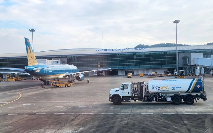 Lễ 30-4: giá vé tăng, khách bay lệch ngày - Ảnh 2.