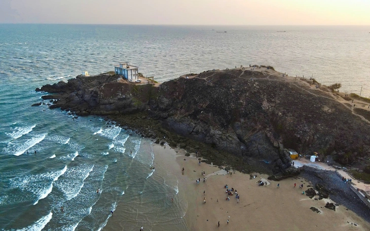 Sâu biển và sứa giảm rõ rệt, biển Vũng Tàu đông khách trước kỳ nghỉ lễ - Ảnh 2.