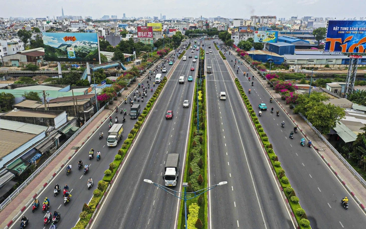 Dải phân cách biến mất, đường Cộng Hòa mở rộng thêm làn xe - Ảnh 3.