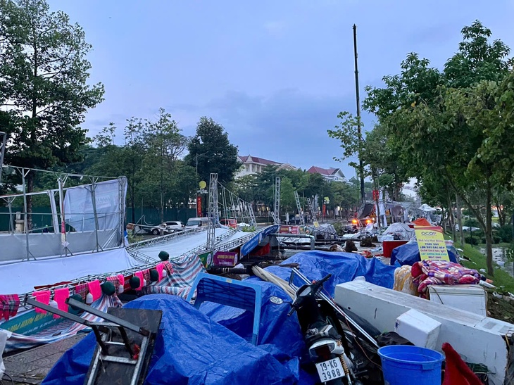 Mưa dông quật đổ nhiều gian hàng sự kiện ở Phú Thọ, cảnh báo mưa lớn Hà Nội sáng nay - Ảnh 4.
