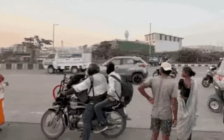 'Xe đạp ma' tự chạy trên phố như có người vô hình điều khiển - Ảnh 2.