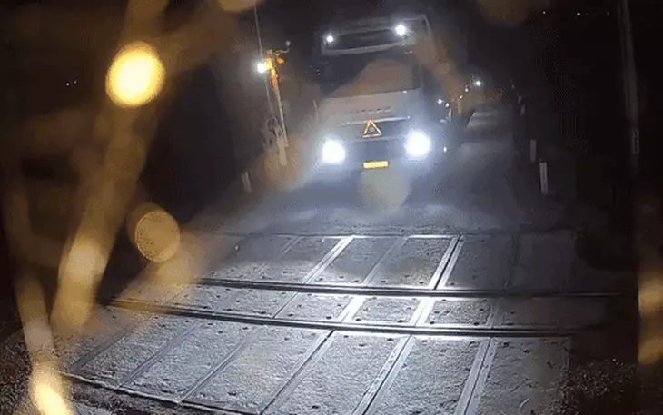 Vượt đèn đỏ qua đường sắt, người đàn ông tông gãy cần chắn - Ảnh 3.