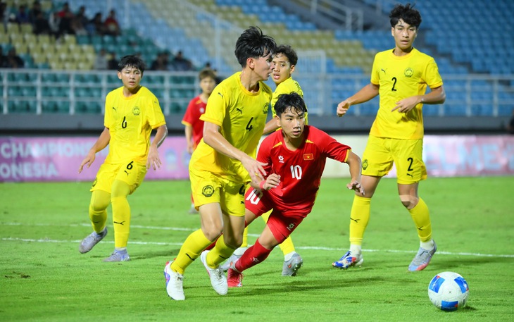 U17 Việt Nam mang cúp vô địch Đông Nam Á về nước chiều 26-4 - Ảnh 3.