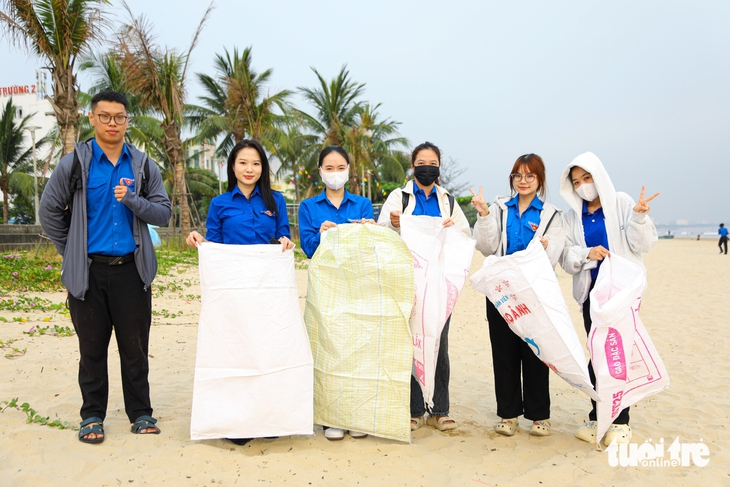 Hơn 600 người chung tay làm sạch bãi biển Đà Nẵng, đổi rác lấy cây xanh  - Ảnh 1.