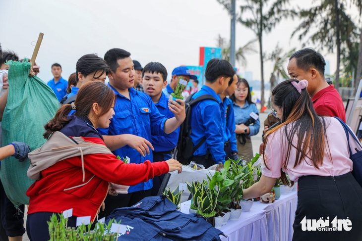 Hơn 600 người chung tay làm sạch bãi biển Đà Nẵng, đổi rác lấy cây xanh  - Ảnh 2.