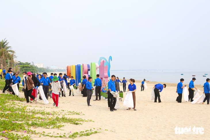 Hơn 600 người chung tay làm sạch bãi biển Đà Nẵng, đổi rác lấy cây xanh - Ảnh 3.