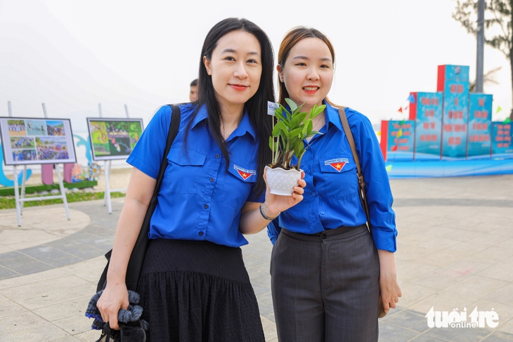 Hơn 600 người chung tay làm sạch bãi biển Đà Nẵng, đổi rác lấy cây xanh  - Ảnh 4.