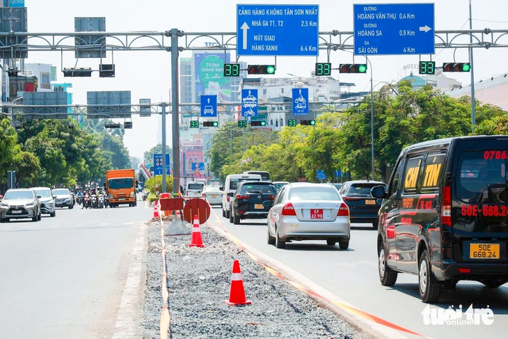Dải phân cách 'biến mất', đường Cộng Hòa mở rộng thêm làn xe - Ảnh 3.