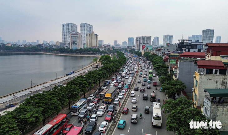 Người dân ùn ùn rời Hà Nội nghỉ lễ, dòng xe nhích từng mét ở cửa ngõ - Ảnh 3.