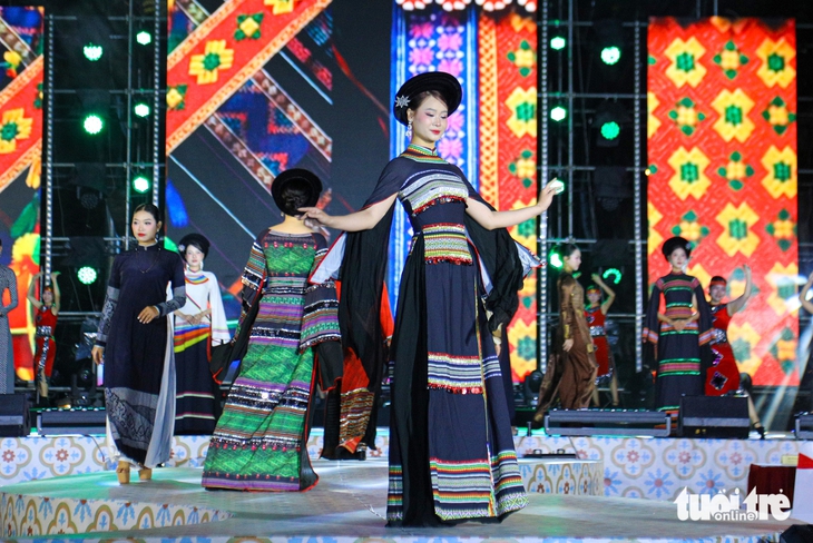 Mãn nhãn đêm trình diễn áo dài ven sông Hàn - Ảnh 4.