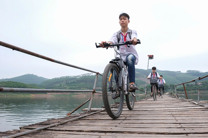 cầu phao - Ảnh 2.