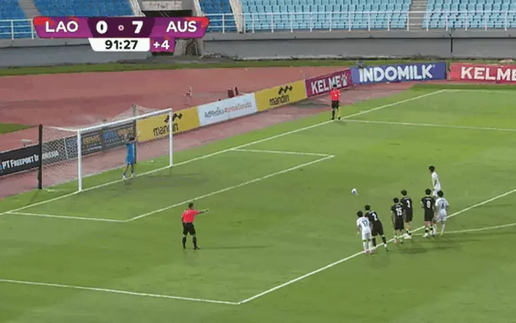 Video: U17 Việt Nam phản công chớp nhoáng khiến Malaysia bất lực - Ảnh 2.