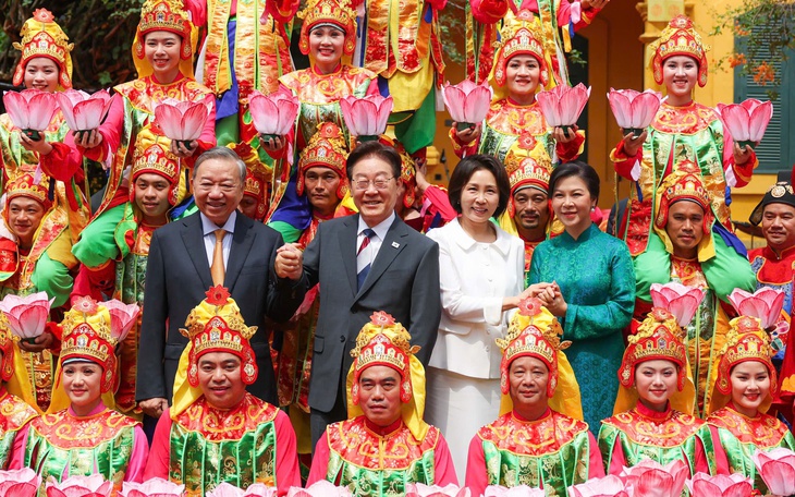 Tổng thống Hàn Quốc đội nón lá, thích thú thưởng thức sầu riêng - Ảnh 5.