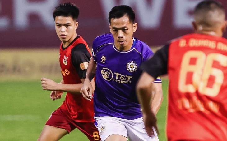 Vì sao Văn Quyết bị 'treo giò' sau trận thắng Ninh Bình? - Ảnh 2.