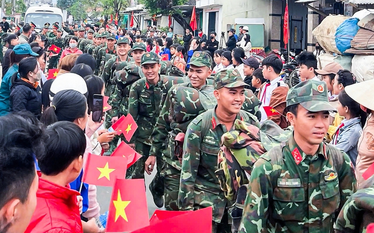 Tổng Bí thư, Chủ tịch nước Tô Lâm dự lễ trao Anh hùng lực lượng vũ trang nhân dân tại Quân khu 5 - Ảnh 5.