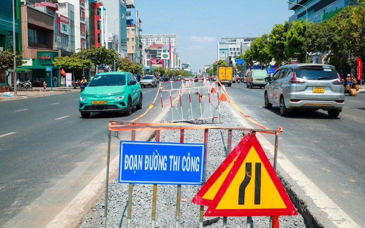 Đường Cộng Hòa thoáng hơn sau dỡ dải phân cách, tổ chức làn đảo chiều từ 15-5 - Ảnh 7.