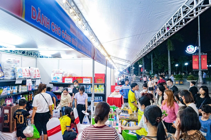 mua hàng - Ảnh 2.